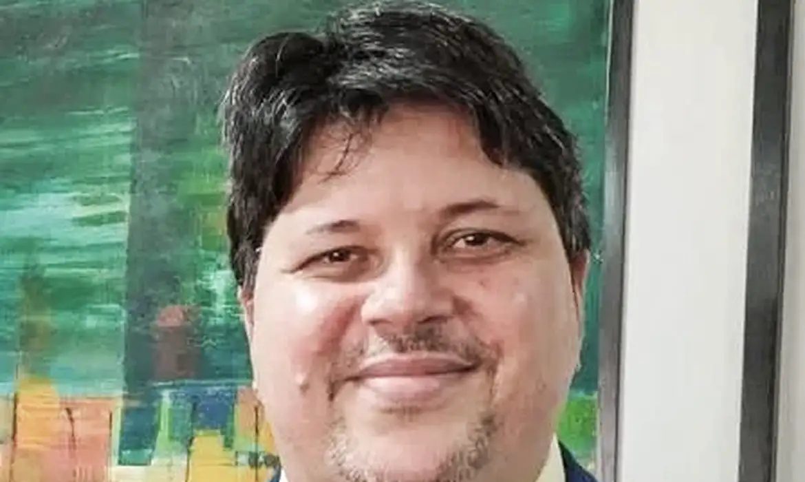 Jornalista brasileiro crítico a Milei é deportado da Argentina