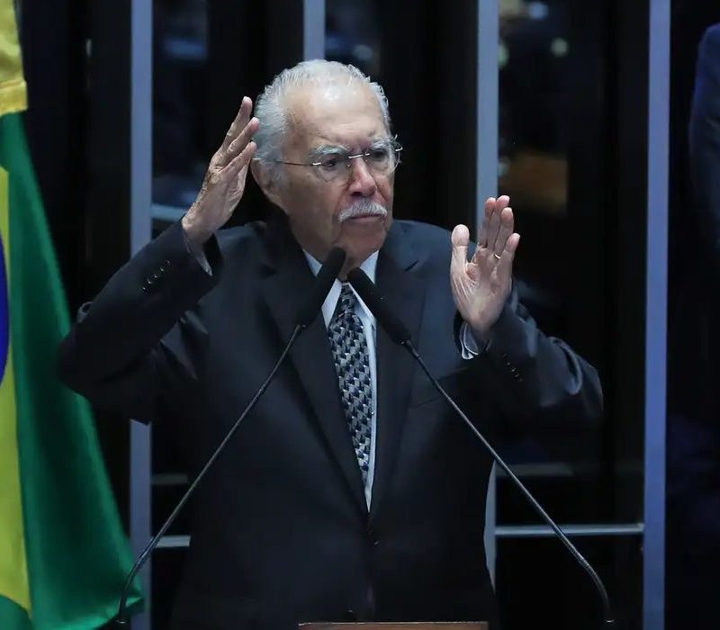 José sarney é internado na uti de hospital após cirurgia abdominal