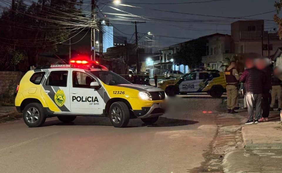 Jovem de 25 anos é morto a tiros por dupla em motocicleta no Novo Mundo, em Curitiba: “Acerto no tráfico”