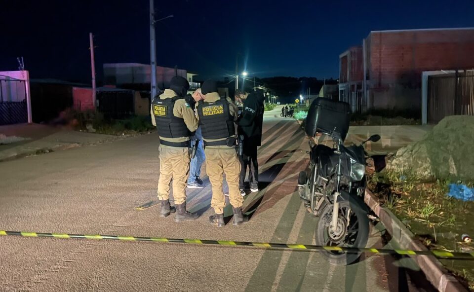 Jovem é esfaqueado e morre no meio da rua após discussão em Fazenda Rio Grande; suspeito foge