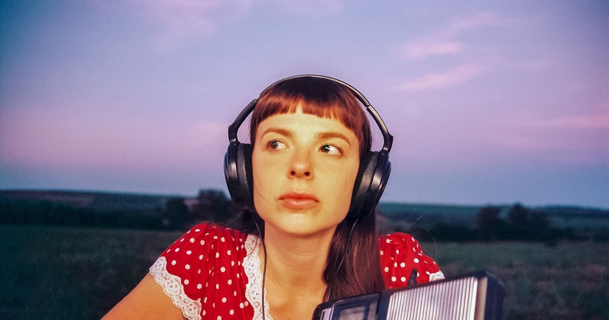 Julia Mestre traz show da turnê ‘Maravilhosamente Bem’ ao Sesc Pompeia