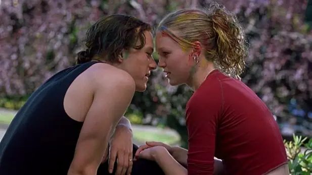 Julia Stiles emociona ao homenagear Heath Ledger na TV