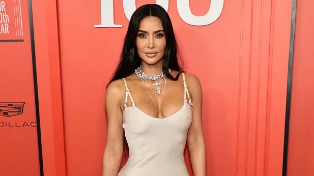 Kim Kardashian revela últimas palavras do pai antes de morrer e relembra despedida emocionante Kim Kardashian revela últimas palavras do pai antes de morrer e relembra despedida emocionante