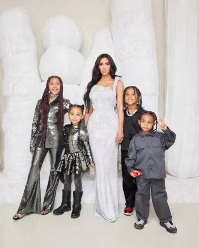 Kim Kardashian choca ao revelar número de babás para quatro filhos