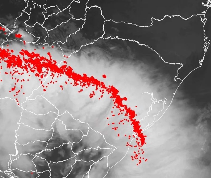 Linha de tempestades avança com vendavais acima de 100 km/h