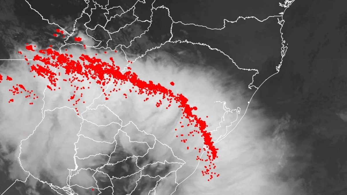 Linha de tempestades avança com vendavais acima de 100 km/h