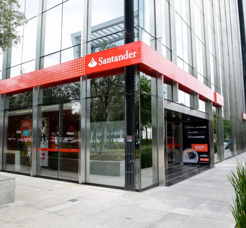 Lucro do Santander Brasil cai 28% e rentabilidade vai ao menor nível em três anos