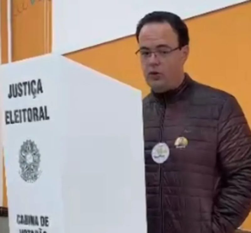 Eleições no PR: Luiz França vota na capital paranaense