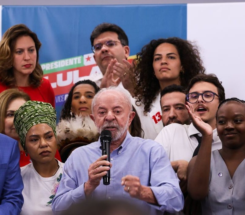 Lula desafia Flávio Bolsonaro a votar pelo fim da jornada 6×1