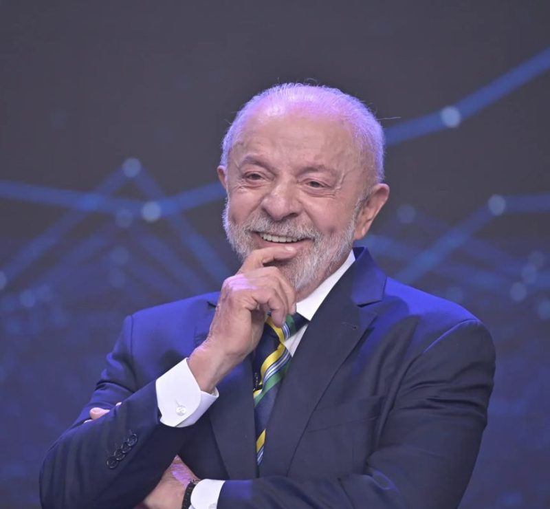 Lula acusa Flávio Bolsonaro de desrespeitar eleitores ao viajar