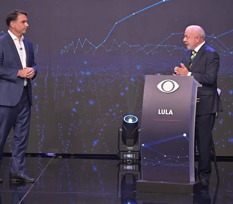 Lula e Flávio Bolsonaro batem boca em primeiro debate na Band