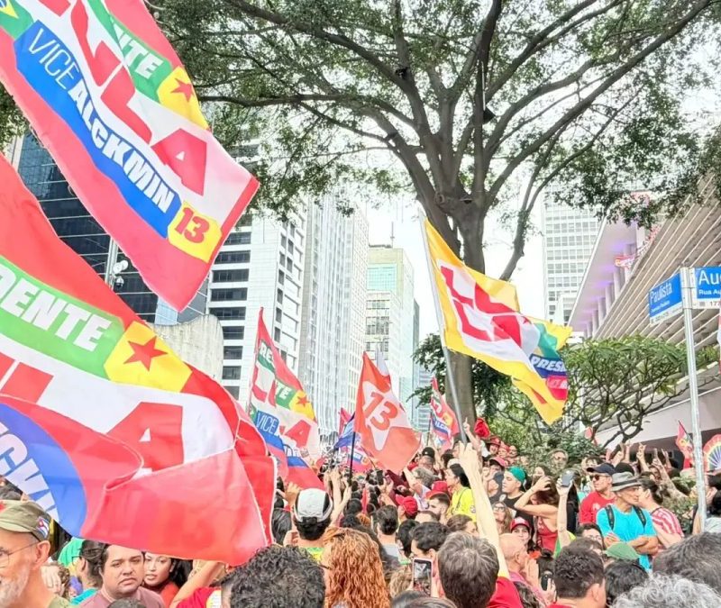 Lula reúne multidão na Avenida Paulista em último ato de campanha