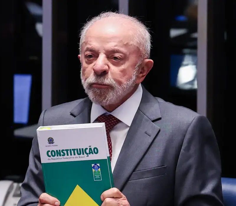 Lula faz campanha em Minas Gerais e comemora o fim da jornada 6×1