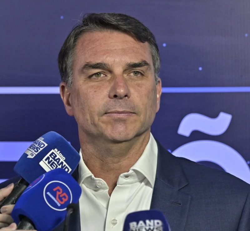 Mãe de menina morta em operação critica Flávio Bolsonaro