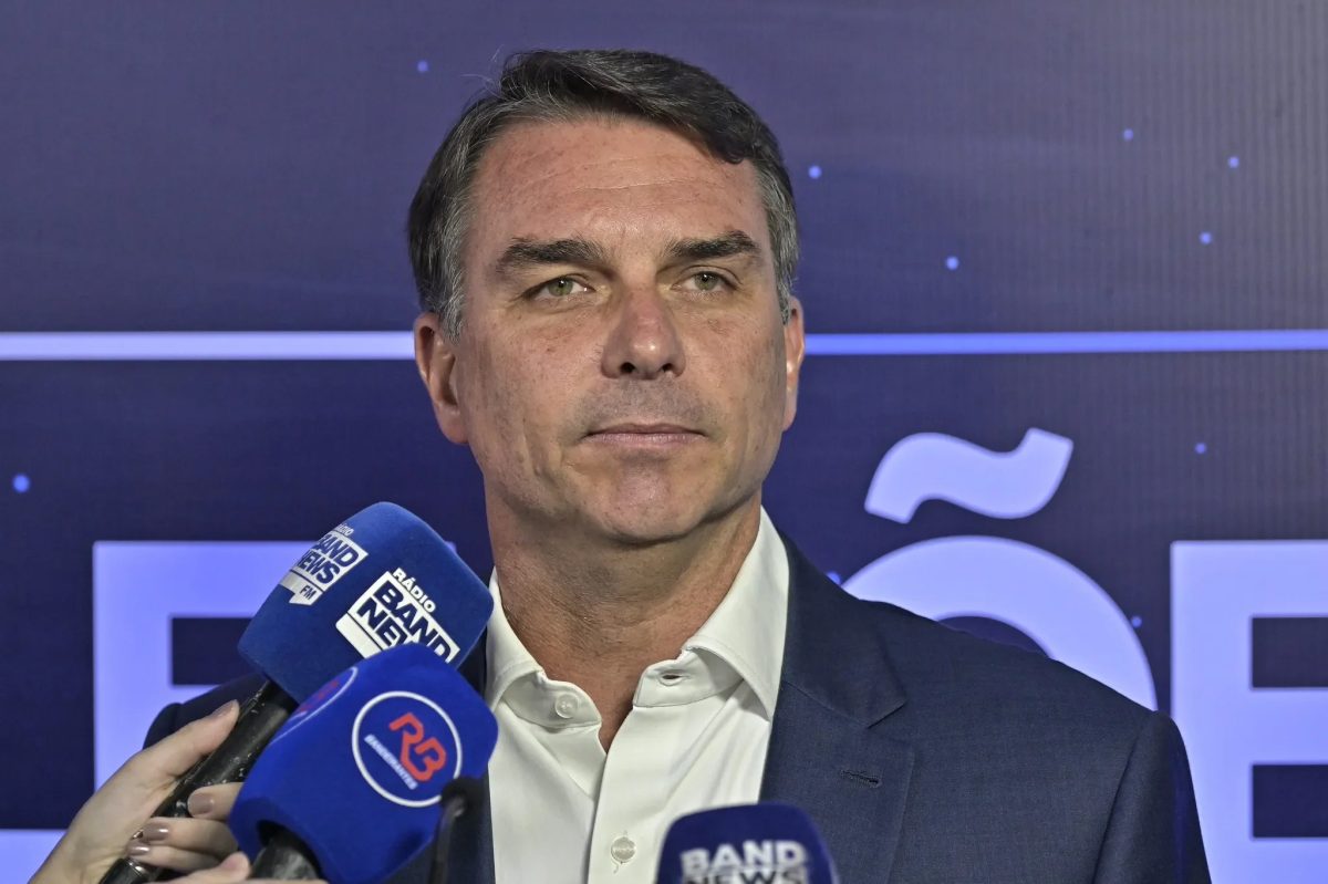 Mãe de Ana Clara acusa Flávio Bolsonaro de falta de empatia: 'Não tive respostas'