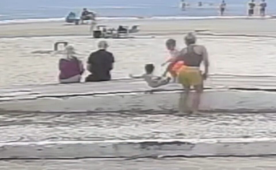 Mãe divulga vídeo de filho sendo empurrado por criança na praia de Matinhos e busca responsável; assista