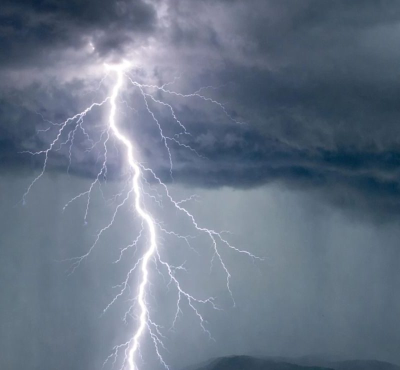 Nova frente de temporais com granizo e ventos fortes atinge o Paraná