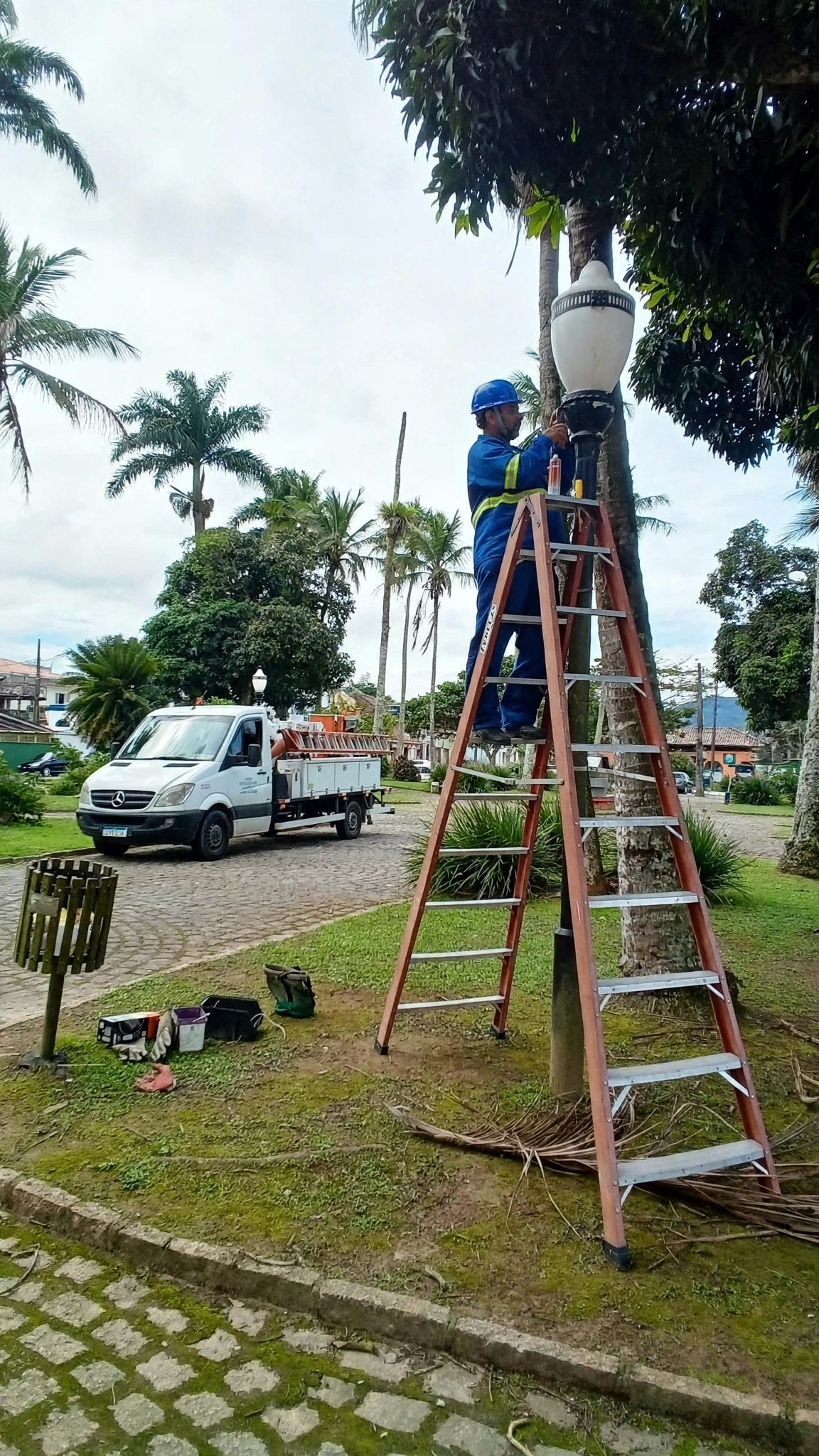 Mais iluminação: manutenção chega a diferentes pontos de Antonina