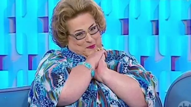 Mamma Bruschetta é socorrida após se engasgar nos bastidores da RedeTV!; equipe se manifesta Mamma Bruschetta se engasga nos bastidores da RedeTV!; saiba detalhes (Foto: Reprodução/ Instagram)