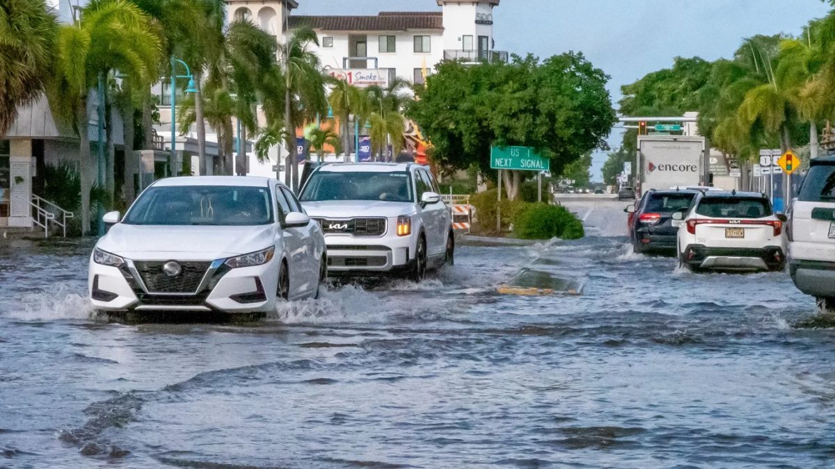 Mar avança e alaga áreas nas duas costas dos Estados Unidos