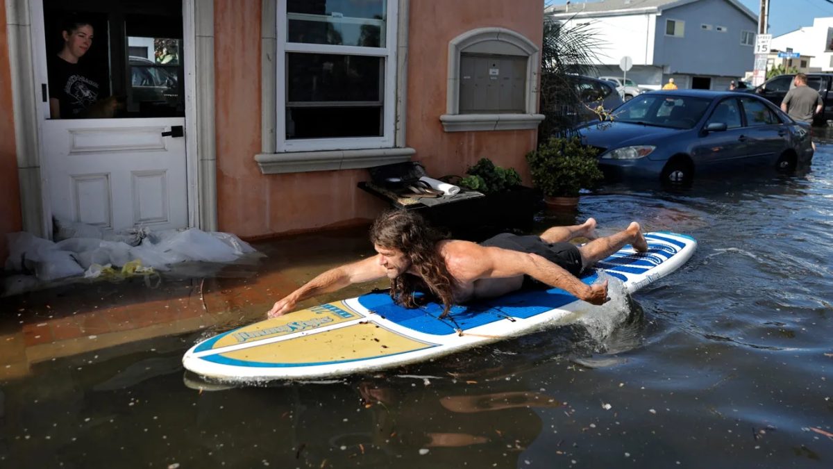 Mar sobe ao maior nível em 100 anos e alaga a costa na Califórnia