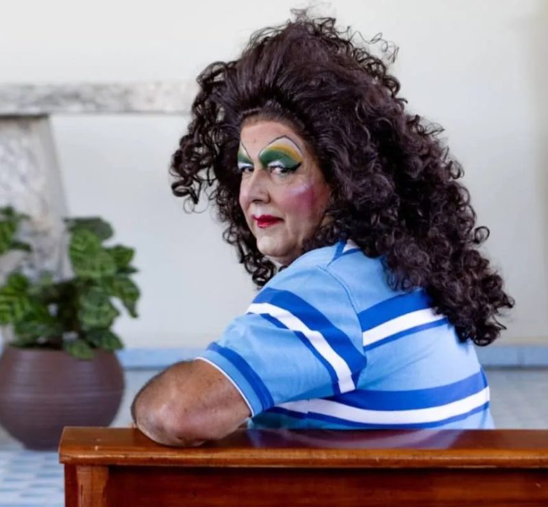 Agricultor posa de drag queen para projeto do filho no Paraná