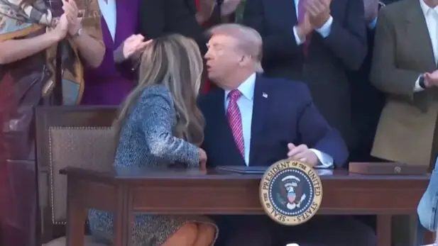 Melania Trump evita beijo do presidente em evento na Casa Branca