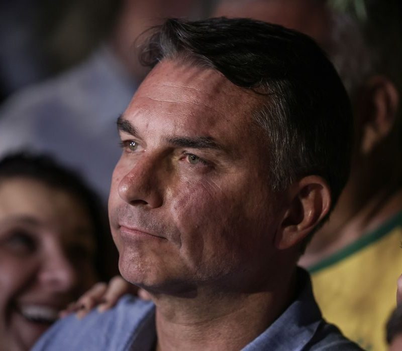 André Mendonça multa Flávio Bolsonaro por impulsionamento contra Lula