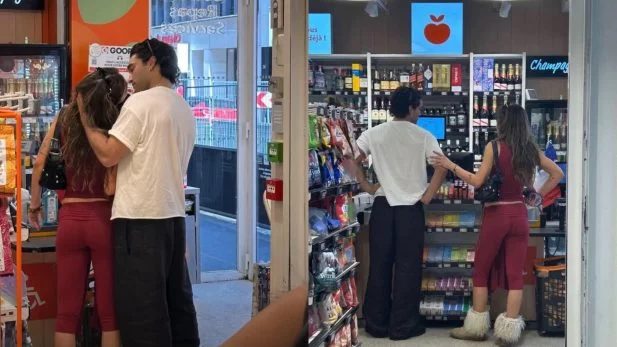 Mika Abdalla e Josh Heuston assumem namoro em Paris
