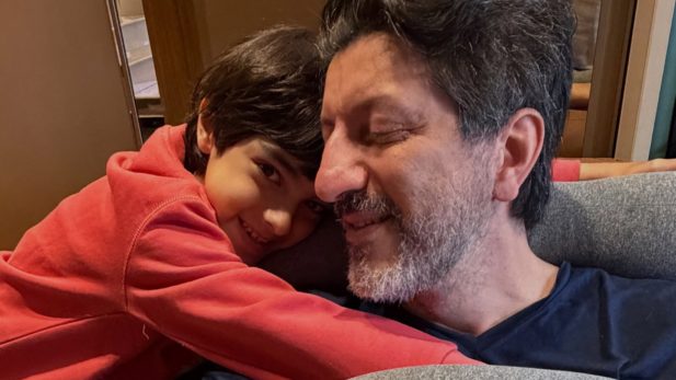 Viúva de Lito Sousa exibe presentes de fãs recebidos no luto