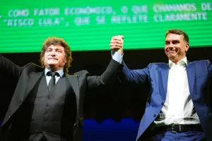 Milei chama Lula de ladrão e apoia Flávio Bolsonaro para outubro