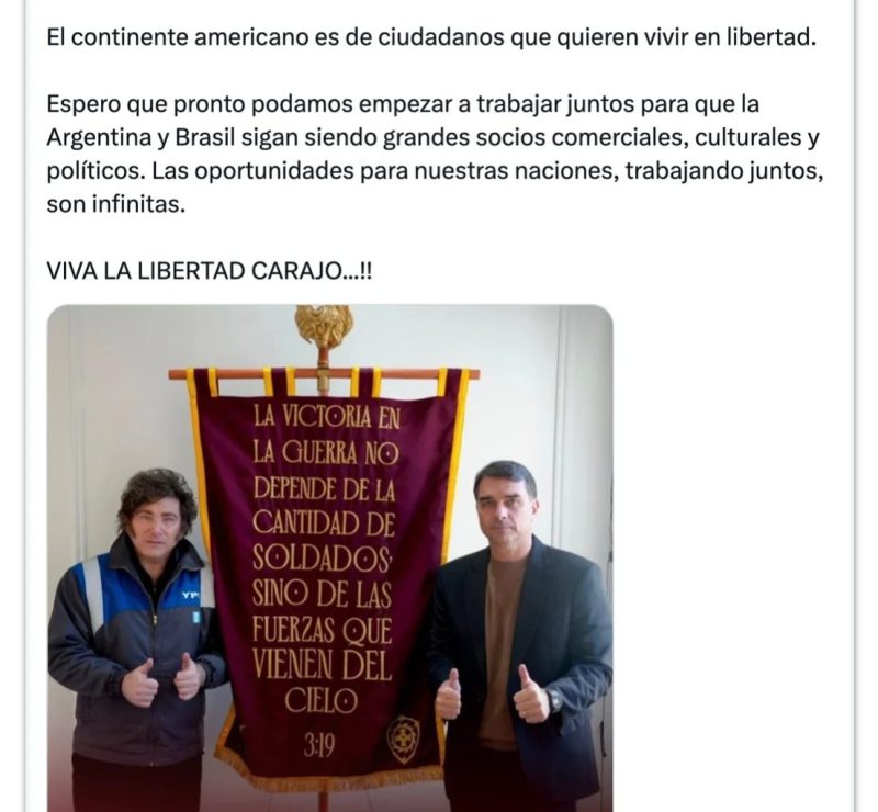 Milei parabeniza Flávio Bolsonaro por ida ao 2º turno no Brasil
