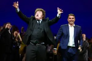 Javier Milei intensifica ataques a Lula e apoia Flávio Bolsonaro