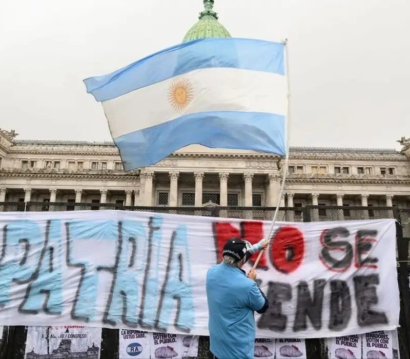 Governo da Argentina publica decreto para demissão de 21 mil servidores