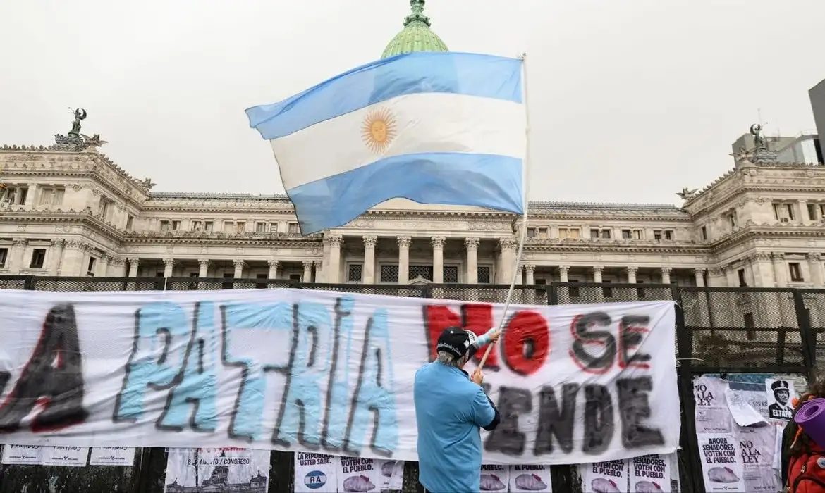 Milei lança plano para demitir 21 mil servidores na Argentina