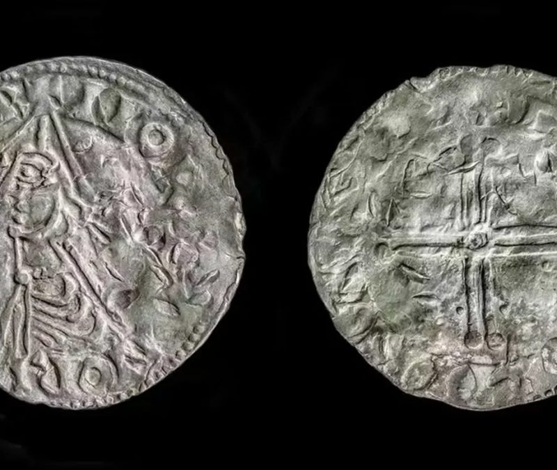 Moeda rara de mil anos é encontrada em tesouro viking com 5.500 peças