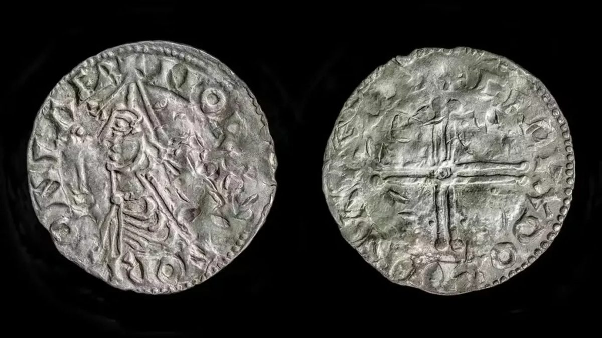 Moeda rara de mil anos é encontrada em tesouro viking com 5.500 peças