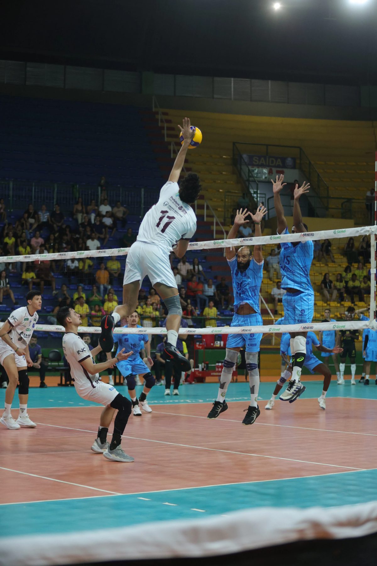 Montes Claros Vôlei vence Juiz de Fora por 3 a 0 jogando em casa