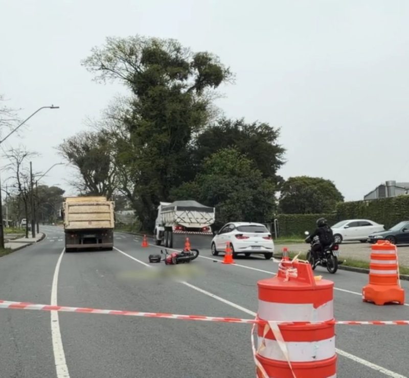 Tragédia em Curitiba: motociclista morre atropelado por caminhão