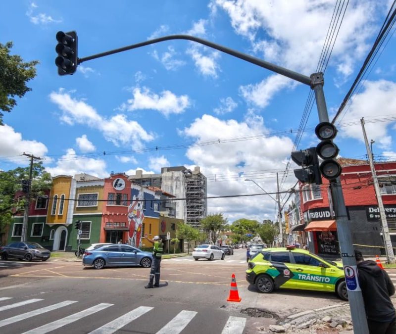 Colisão fatal em cruzamento de Curitiba com semáforos apagados