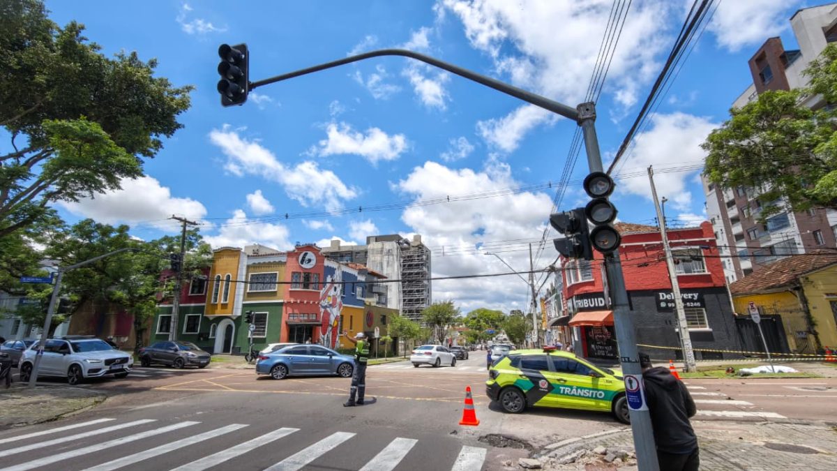 Motociclista morre em cruzamento de Curitiba; semáforos estavam apagados