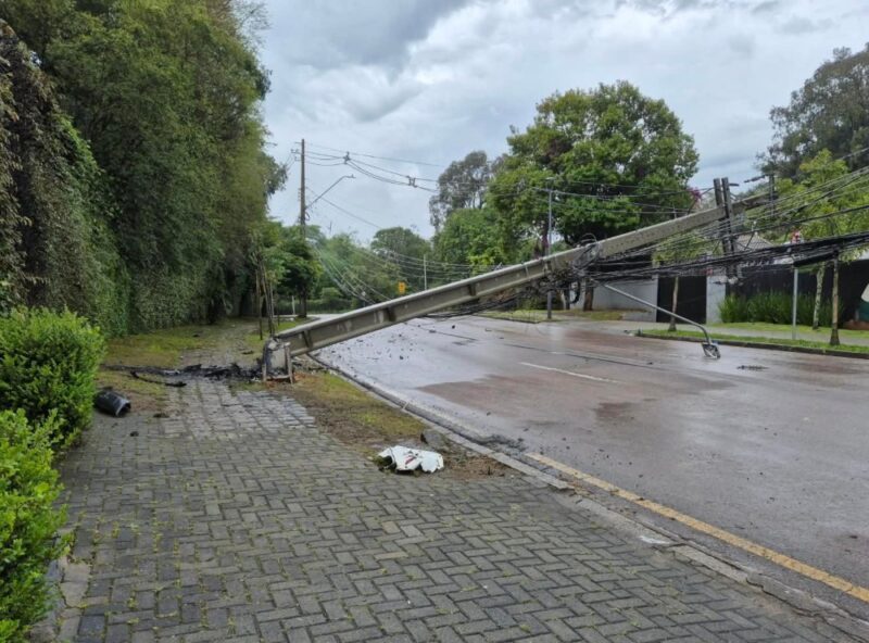 Batida de carro derruba poste na Rua Mateus Leme e afeta energia em Curitiba