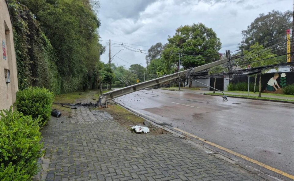 Motorista derruba poste na Rua Mateus Leme e mais de mil imóveis ficam sem energia em Curitiba; via é bloqueada