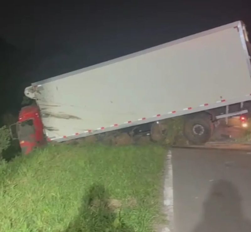 Tragédia na BR-116: motorista morre após caminhão cair em banhado