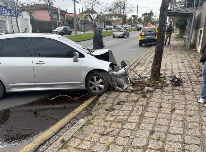 Motorista passa mal ao volante e bate carro contra árvore em Curitiba