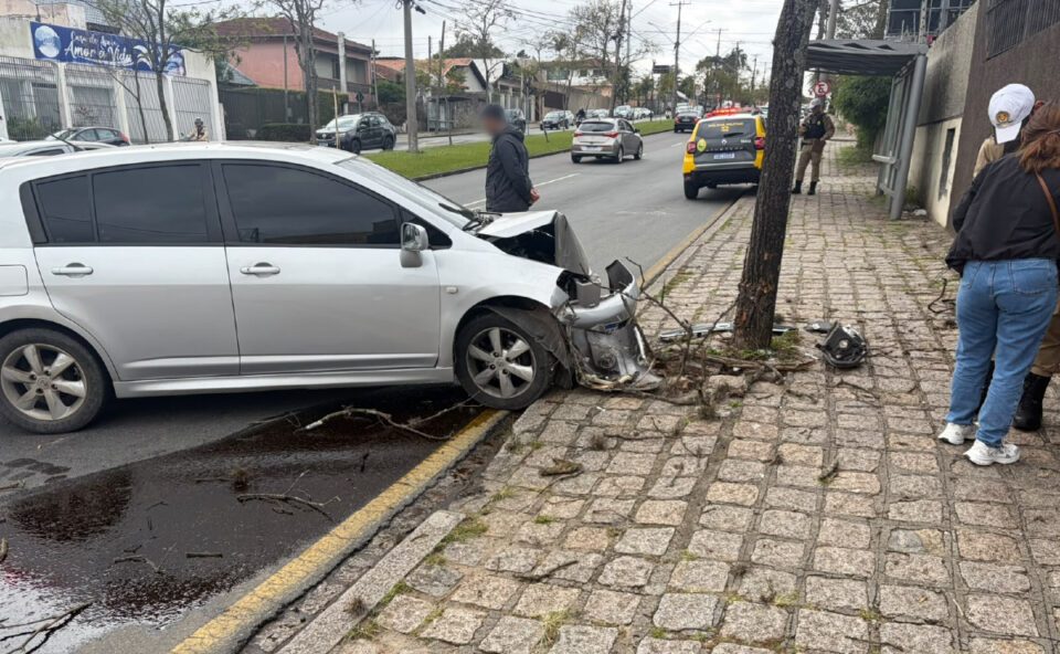 Motorista passa mal, perde controle da direção e bate contra árvore no Jardim Botânico, em Curitiba
