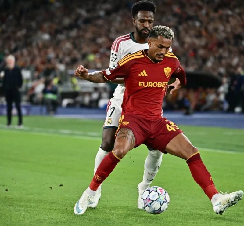 Mourinho exalta lateral brasileiro e critica suspensão de Vini Jr
