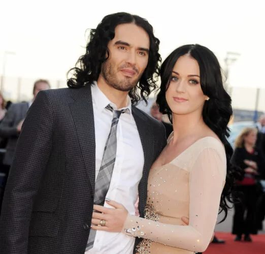 Russell Brand é acusado de estupro em tribunal em Londres
