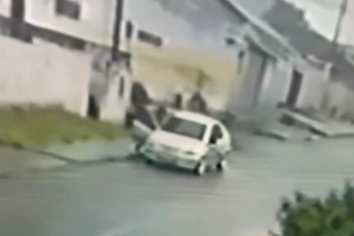 Mulher é morta a facadas dentro de carro após chegar em casa na Grande Curitiba; suspeito é procurado pela polícia