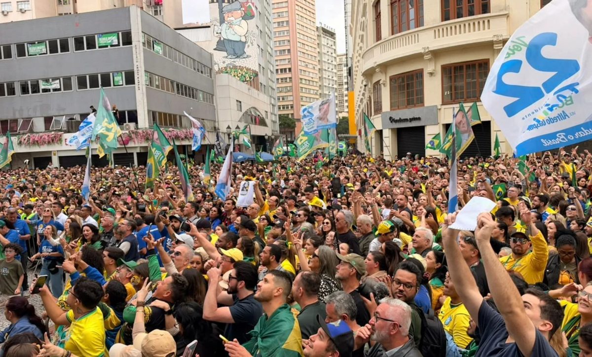 Multidão se reúne em ato pró-Flávio Bolsonaro no centro de Curitiba